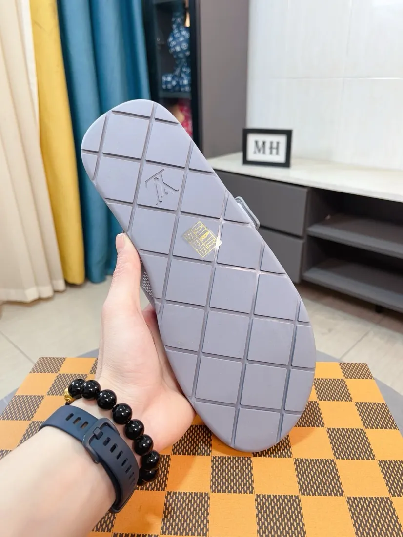 Men's shoes 💰380🌹🌹 (lv-Louis Vuitton) New men's slippers, high-end boutique, exquisite embossed logo decoration on the upper, fine workmanship, super soft soles, casual, loose and comfortable, a must-have in summer! \nsize：38-44